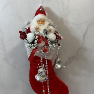 Papá Noel dentro de una bota navideña.