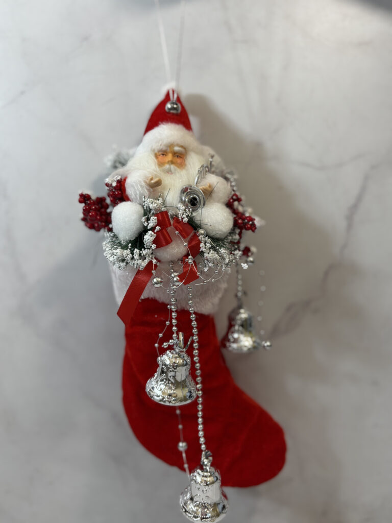 Papá Noel dentro de una bota navideña.