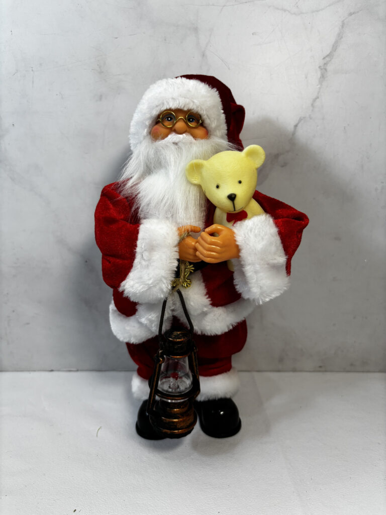 Papá Noel con osito en sus manos. Adorno de navidad.