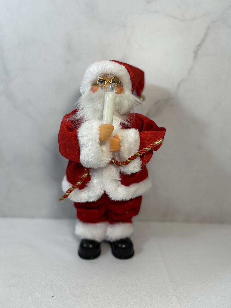 Papá Noel, sosteniendo una vela. Adorno de navidad